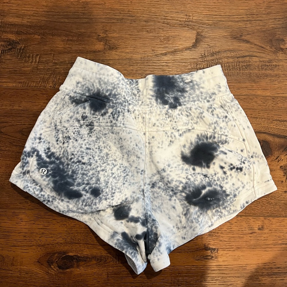 Lululemon Size 2 Inner Glow Gray/Blue White Women's Tie-Dye Shorts - Picture 6 of 7